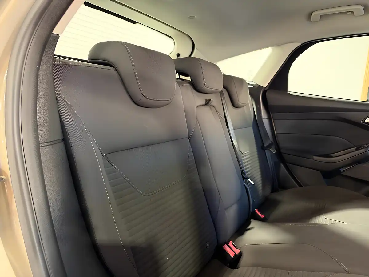 Used 2016 Ford Focus Titanium Silver - Interior and Exterior details 11