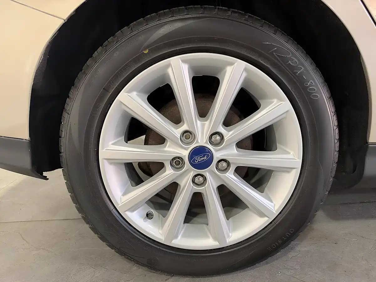 Used 2016 Ford Focus Titanium Silver - Interior and Exterior details 18