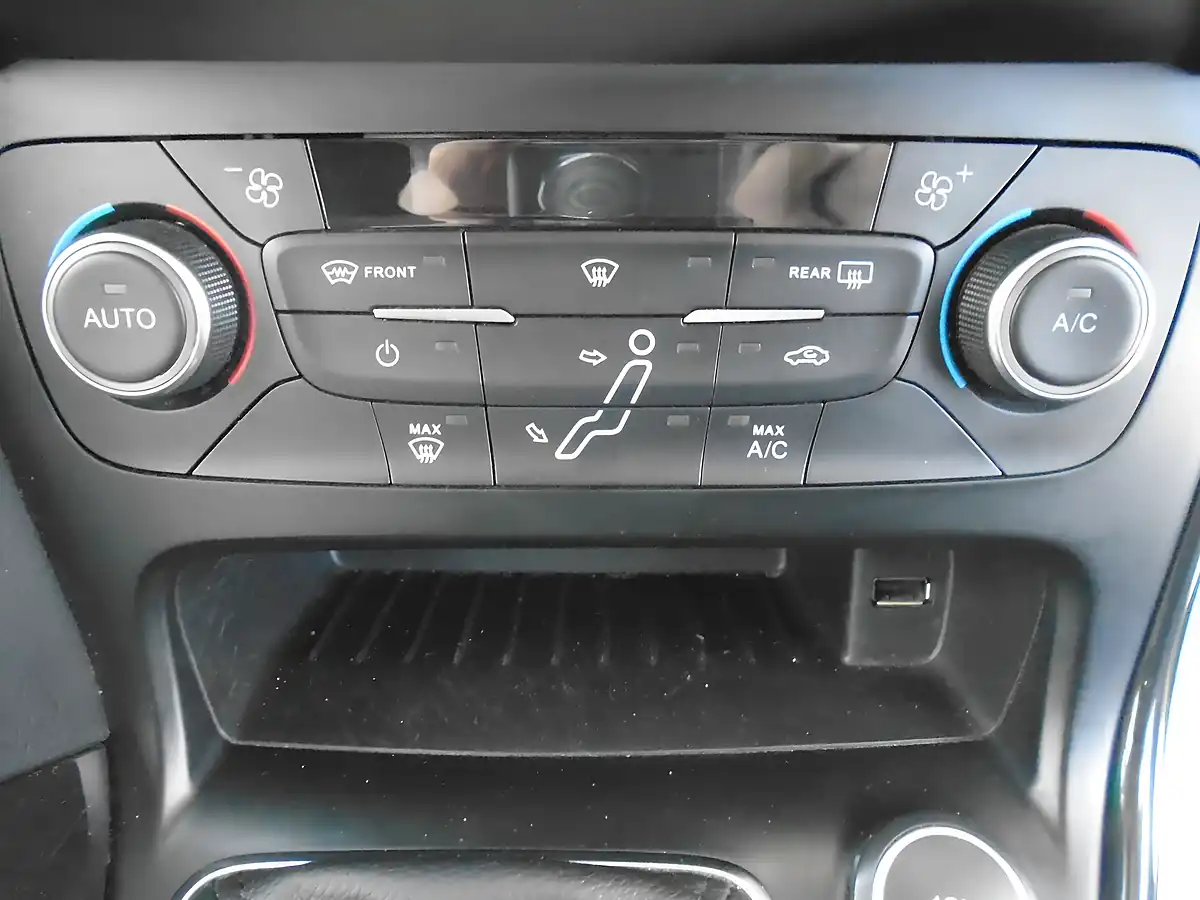 Used 2016 Ford Focus Titanium Silver - Interior and Exterior details 15