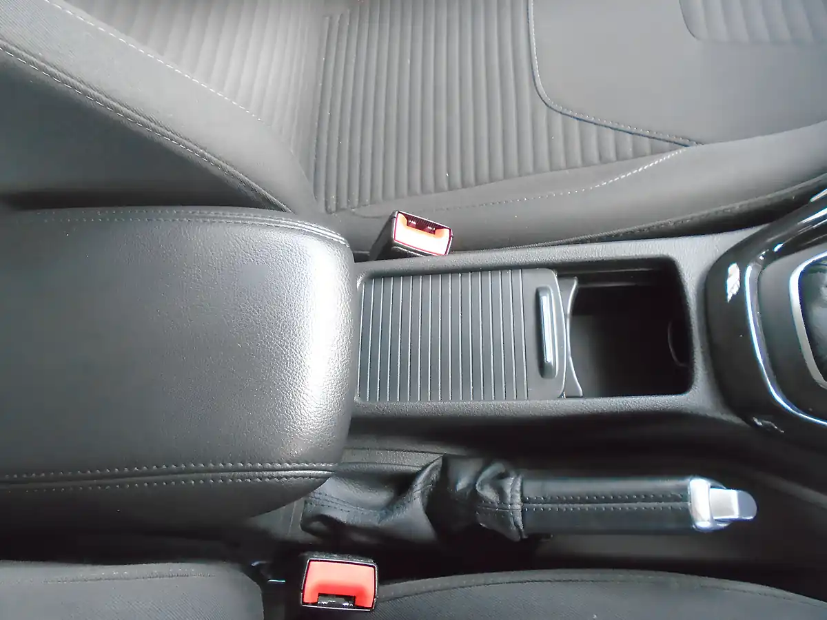 Used 2016 Ford Focus Titanium Silver - Interior and Exterior details 17