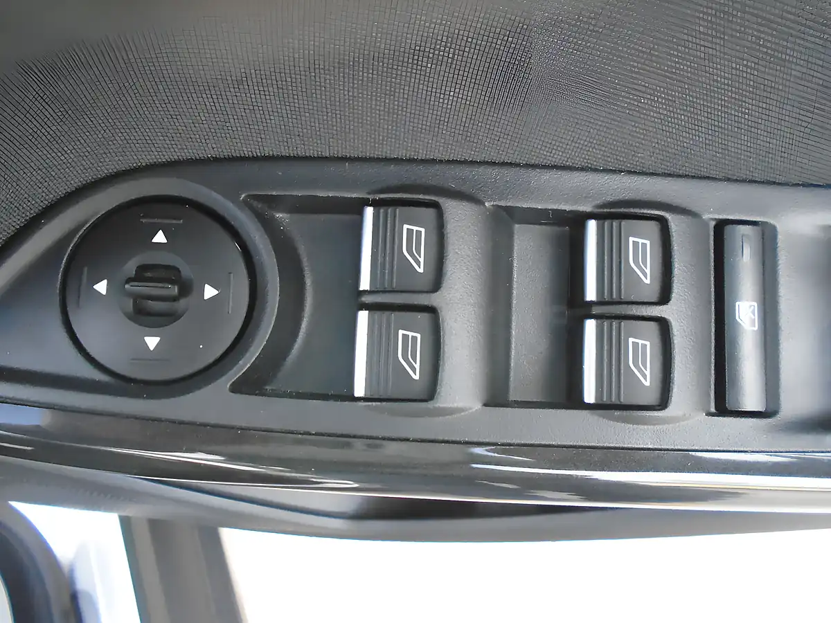 Used 2016 Ford Focus Titanium Silver - Interior and Exterior details 18