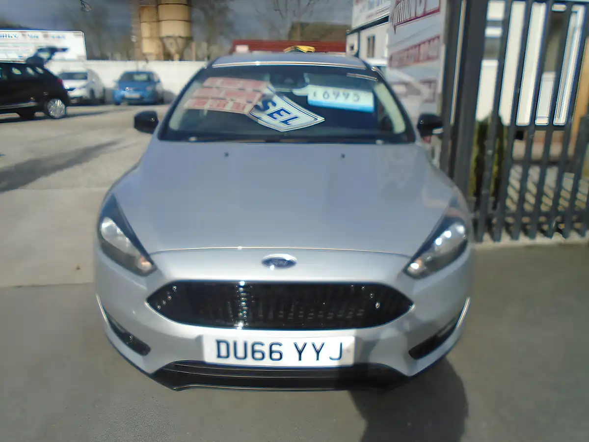 Used 2016 Ford Focus Titanium Silver - Interior and Exterior details 3