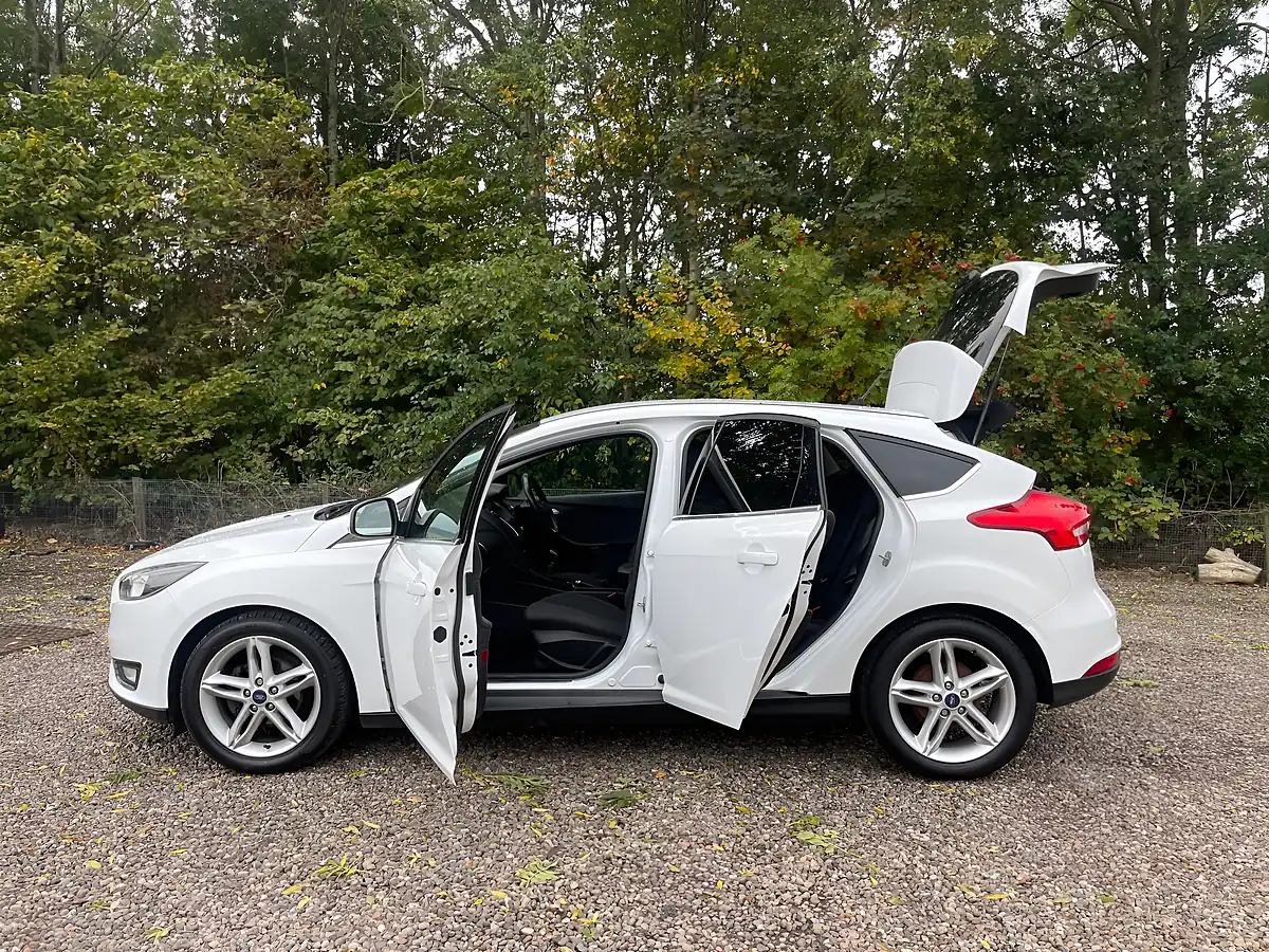 Used 2016 Ford Focus Titanium White - Interior and Exterior details 10