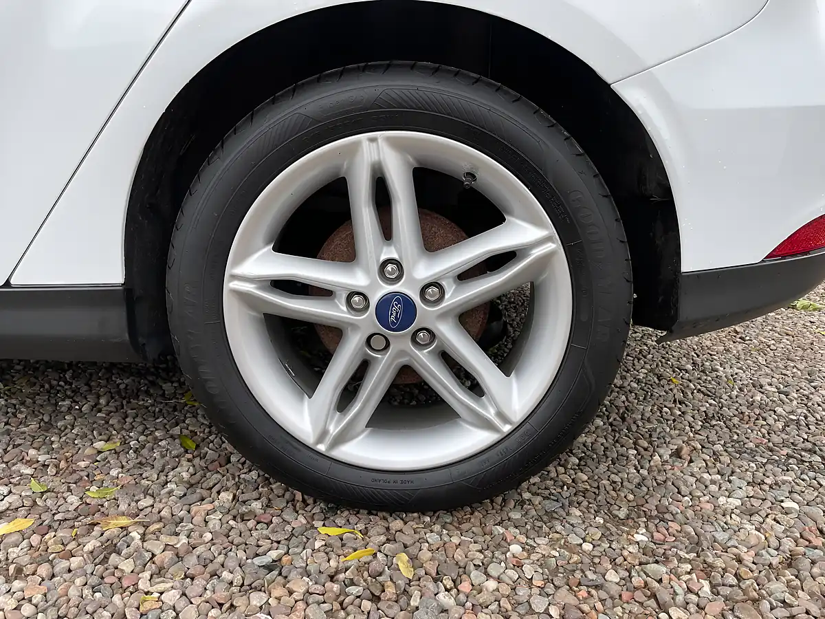 Used 2016 Ford Focus Titanium White - Interior and Exterior details 18