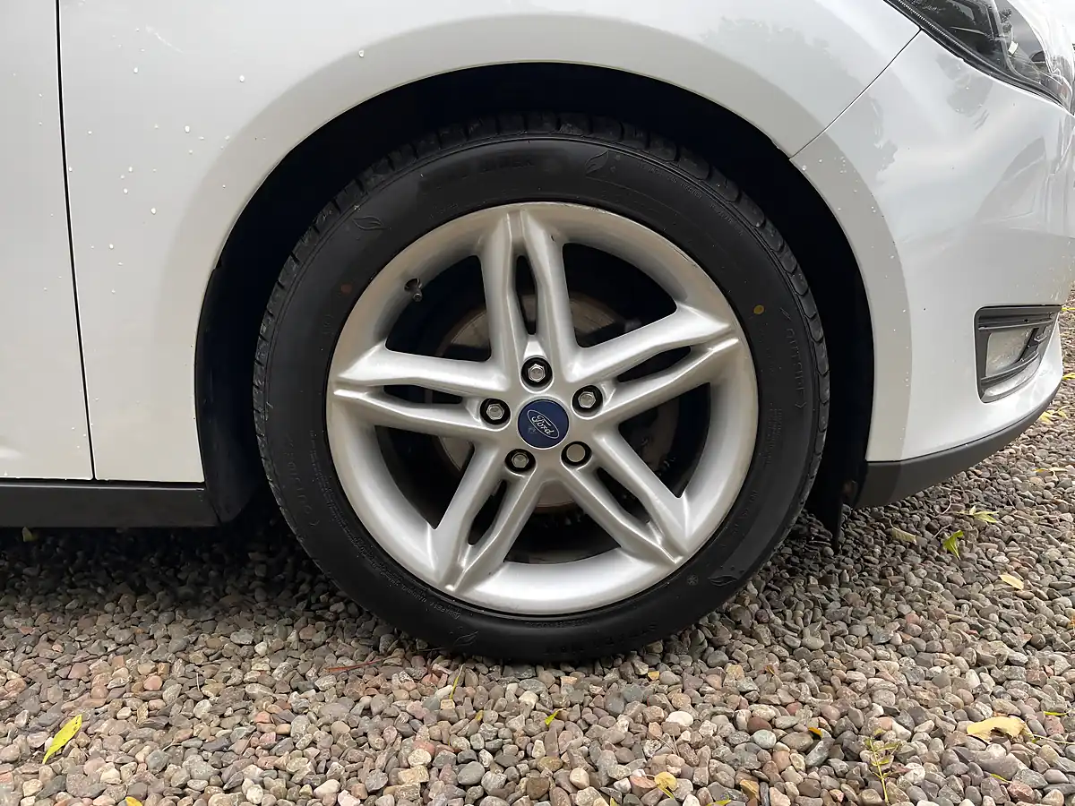 Used 2016 Ford Focus Titanium White - Interior and Exterior details 19