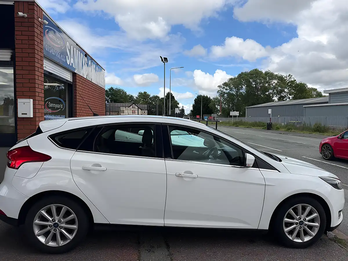 Used 2016 Ford Focus Titanium White - Interior and Exterior details 7