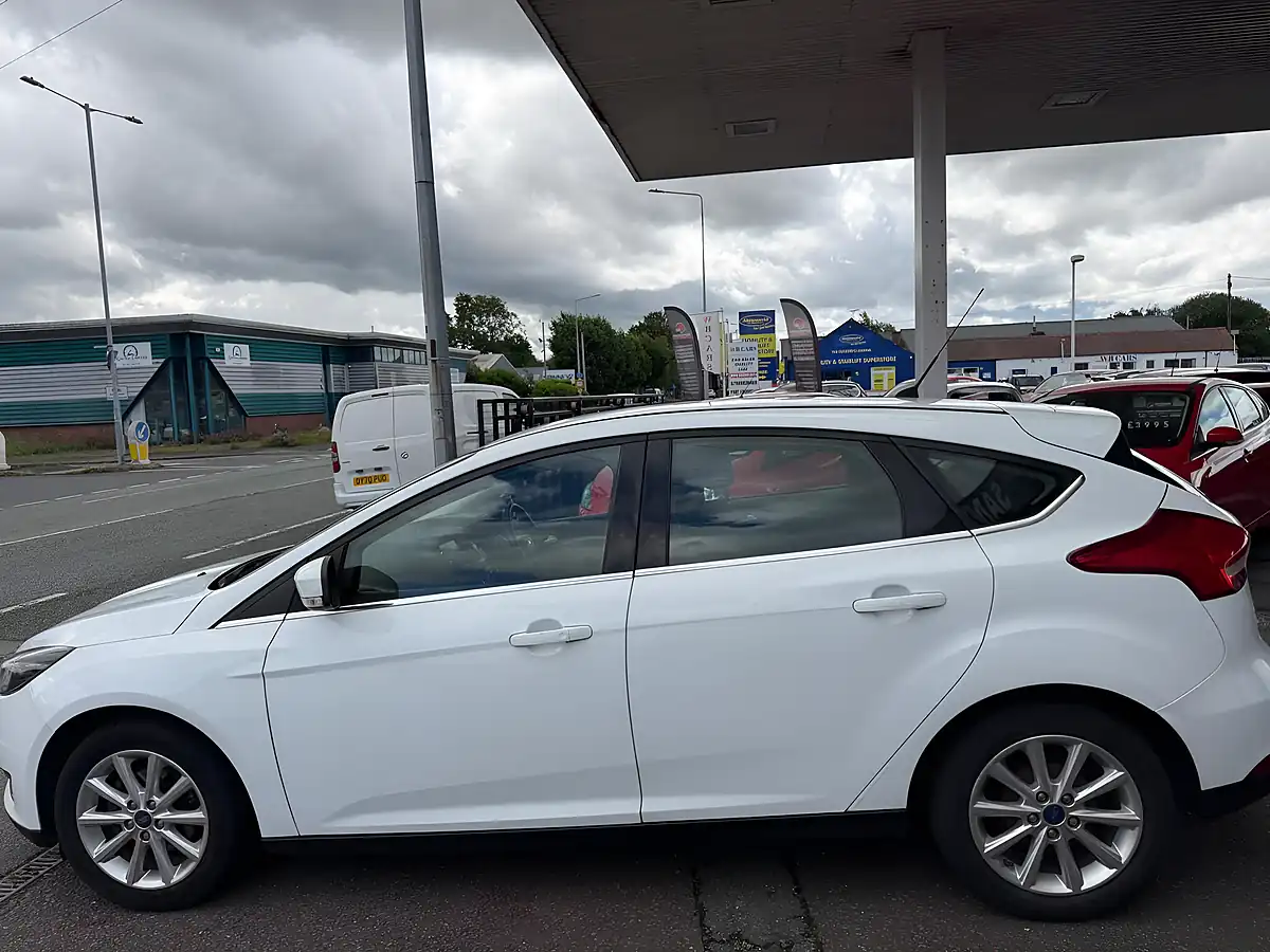Used 2016 Ford Focus Titanium White - Interior and Exterior details 8