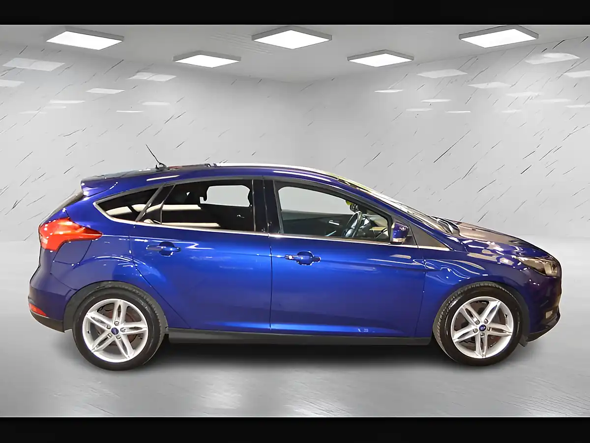 Used 2016 Ford Focus Zetec Deep Impact Blue - Interior and Exterior details 9