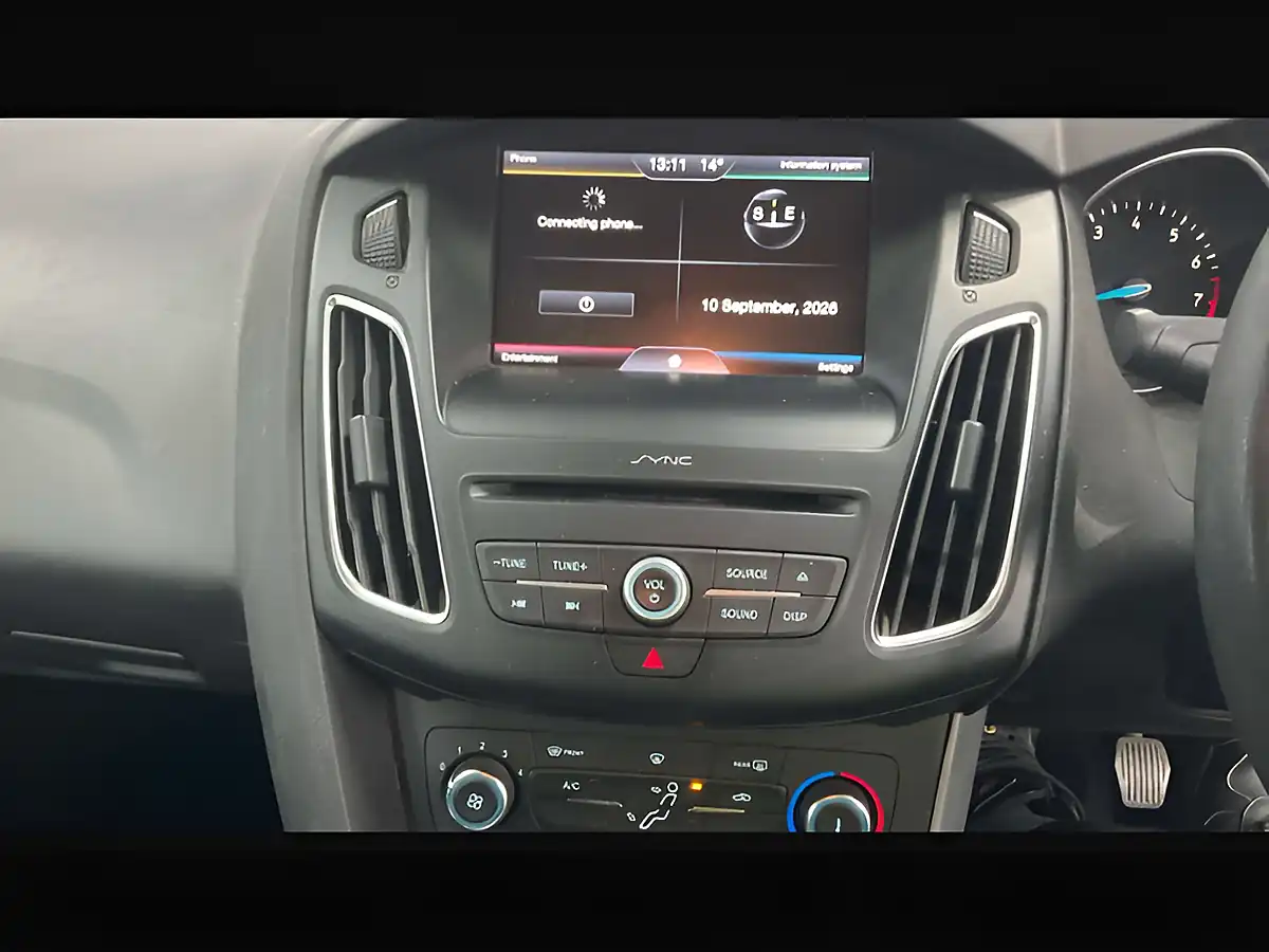 Used 2016 Ford Focus Zetec Frozen White - Interior and Exterior details 6