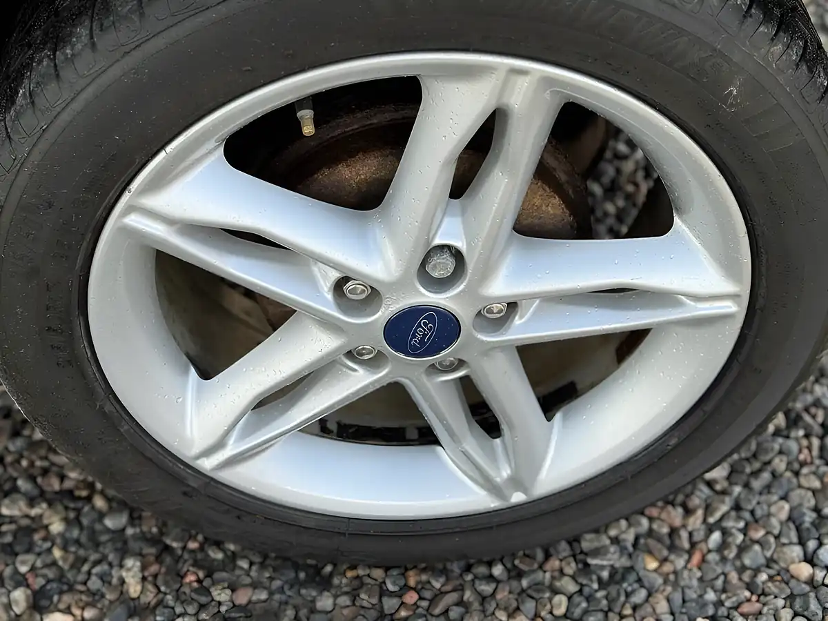 Used 2016 Ford Focus Zetec Grey - Interior and Exterior details 14