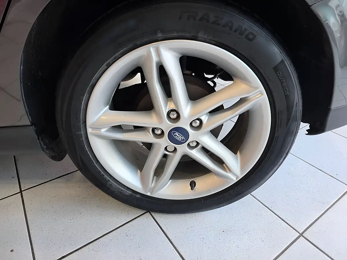 Used 2016 Ford Focus Zetec Grey - Interior and Exterior details 15