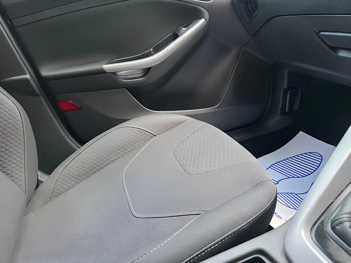 Used 2016 Ford Focus Zetec Grey - Interior and Exterior details 18