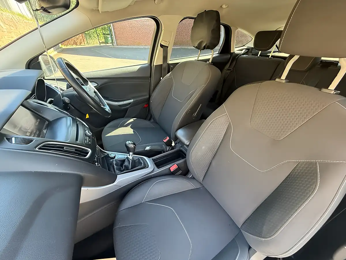 Used 2016 Ford Focus Zetec Moondust Silver - Interior and Exterior details 15
