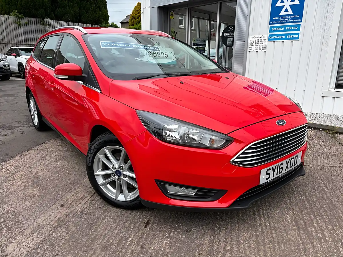 Used 2016 Ford Focus Zetec Red - Front View