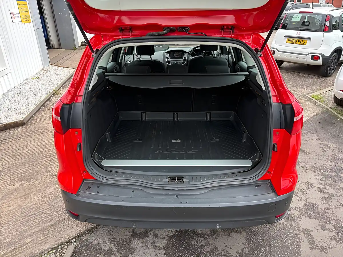 Used 2016 Ford Focus Zetec Red - Interior and Exterior details 10