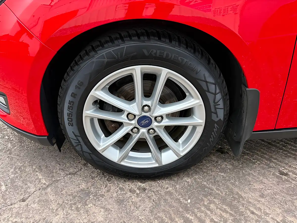 Used 2016 Ford Focus Zetec Red - Interior and Exterior details 3