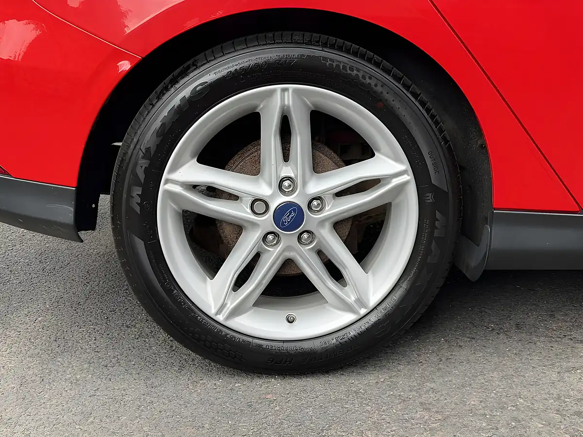 Used 2016 Ford Focus Zetec Red - Interior and Exterior details 14