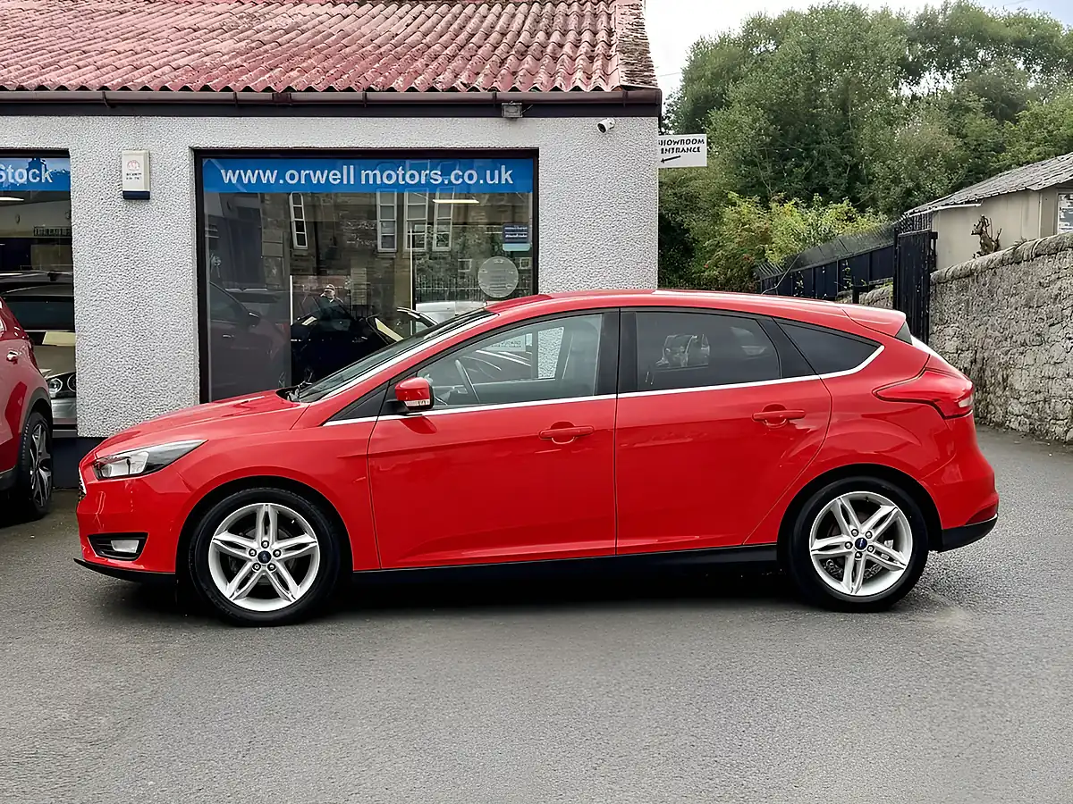 Used 2016 Ford Focus Zetec Red - Interior and Exterior details 9