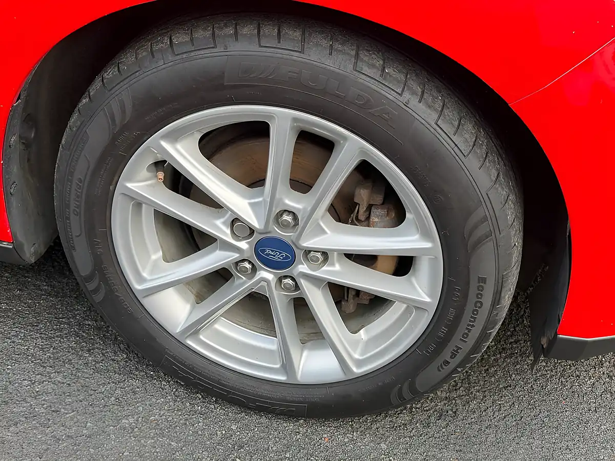 Used 2016 Ford Focus Zetec Red - Interior and Exterior details 9