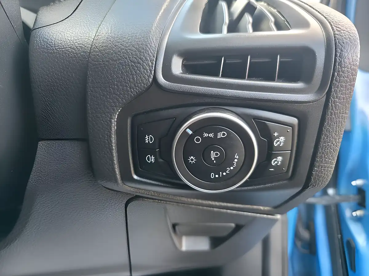 Used 2016 Ford Focus Zetec S Blue - Interior and Exterior details 13