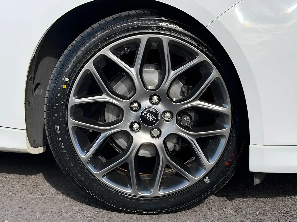 Used 2016 Ford Focus Zetec S White - Interior and Exterior details 9