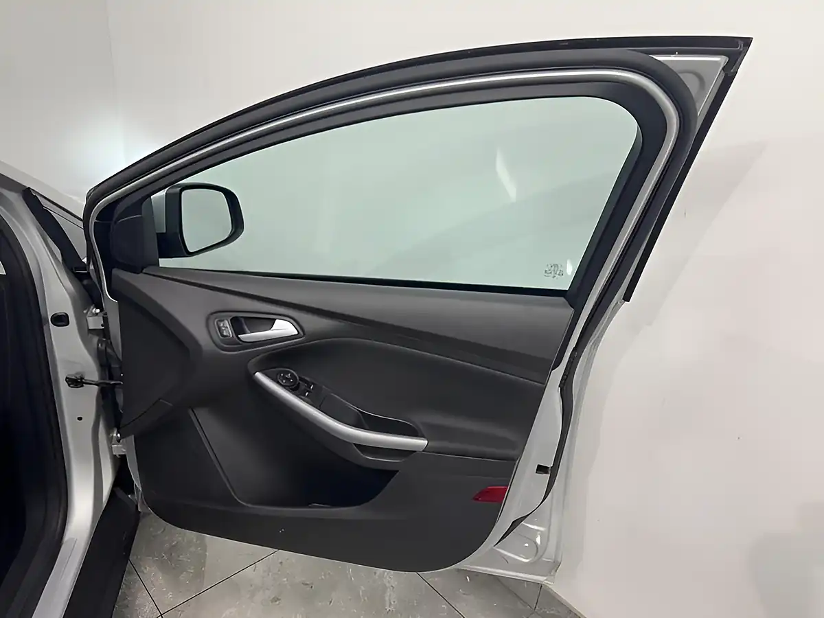 Used 2016 Ford Focus Zetec Silver - Interior and Exterior details 12