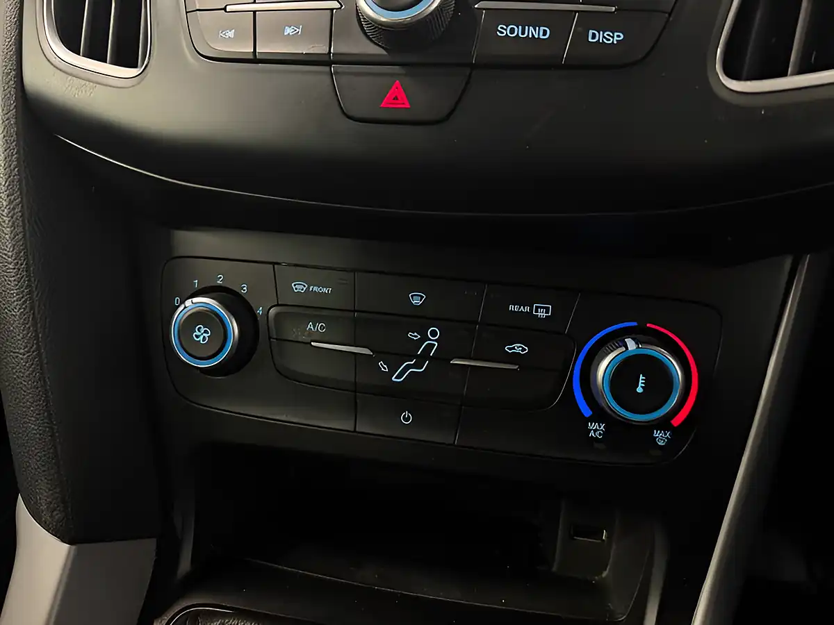 Used 2016 Ford Focus Zetec Silver - Interior and Exterior details 16