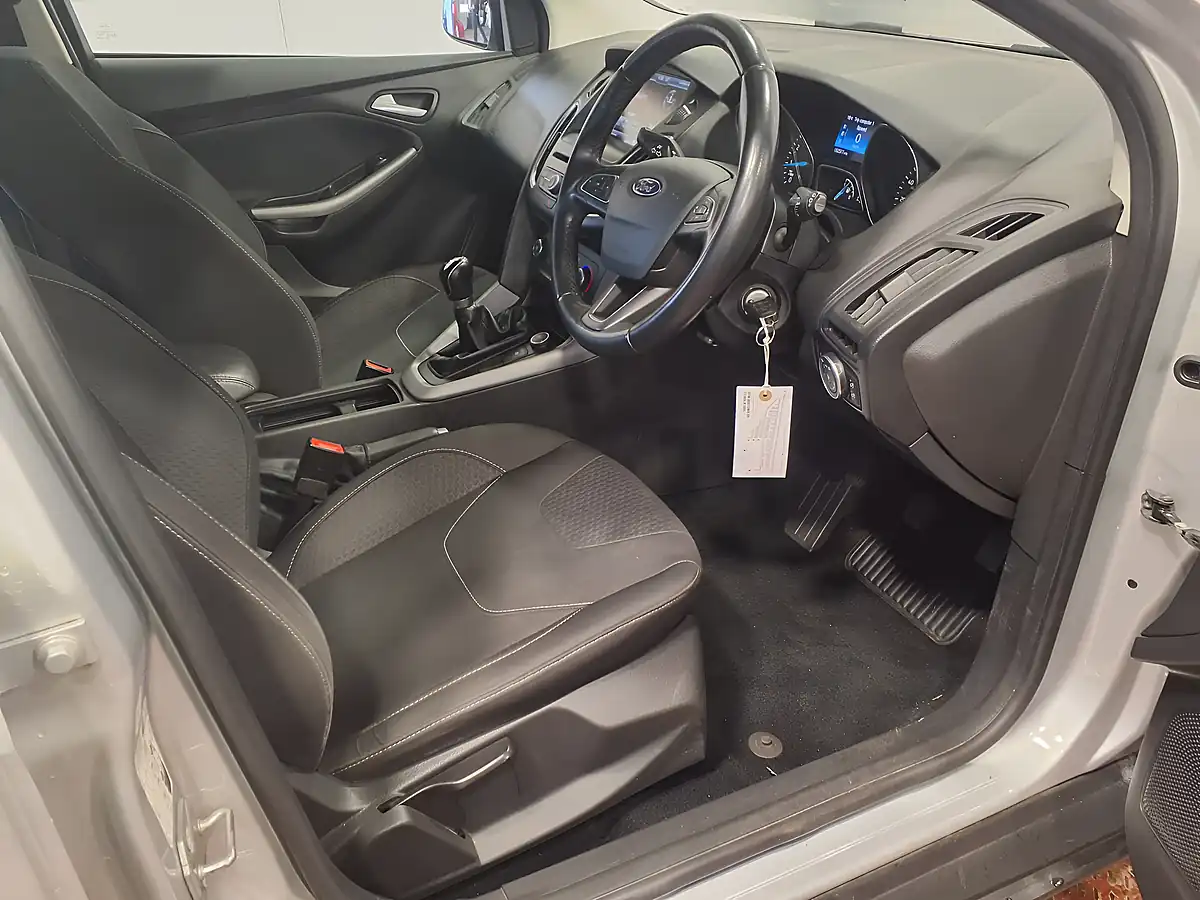 Used 2016 Ford Focus Zetec Silver - Interior and Exterior details 6