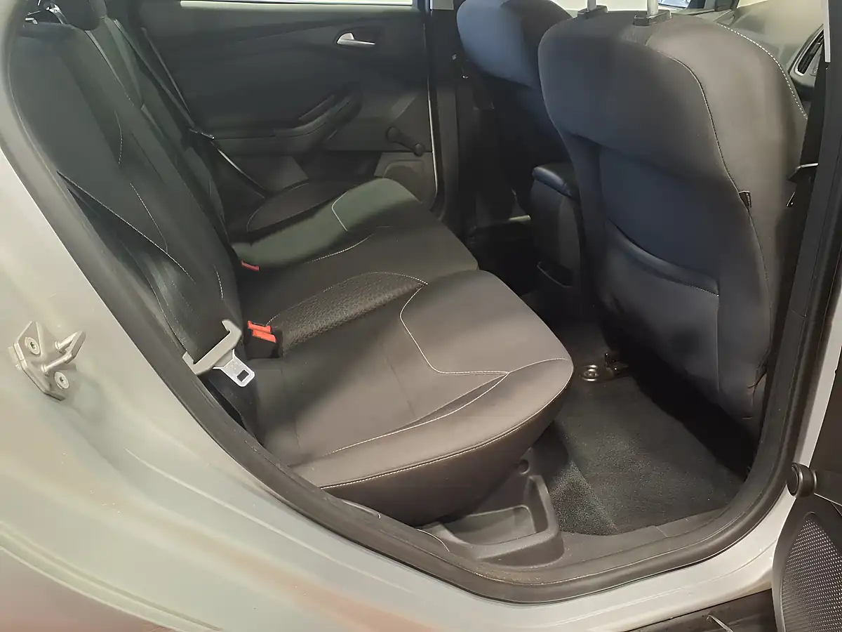 Used 2016 Ford Focus Zetec Silver - Interior and Exterior details 8