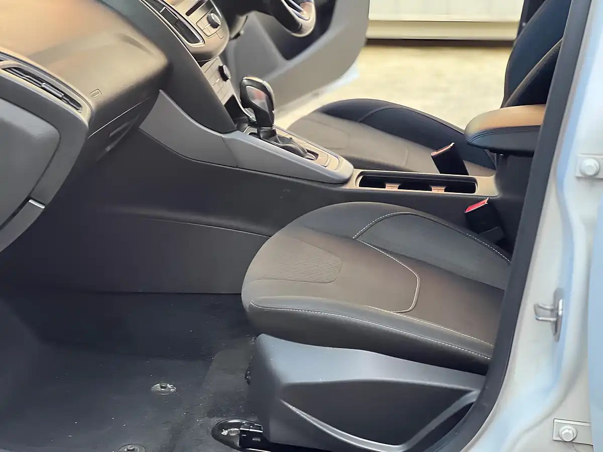 Used 2016 Ford Focus Zetec White - Interior and Exterior details 18