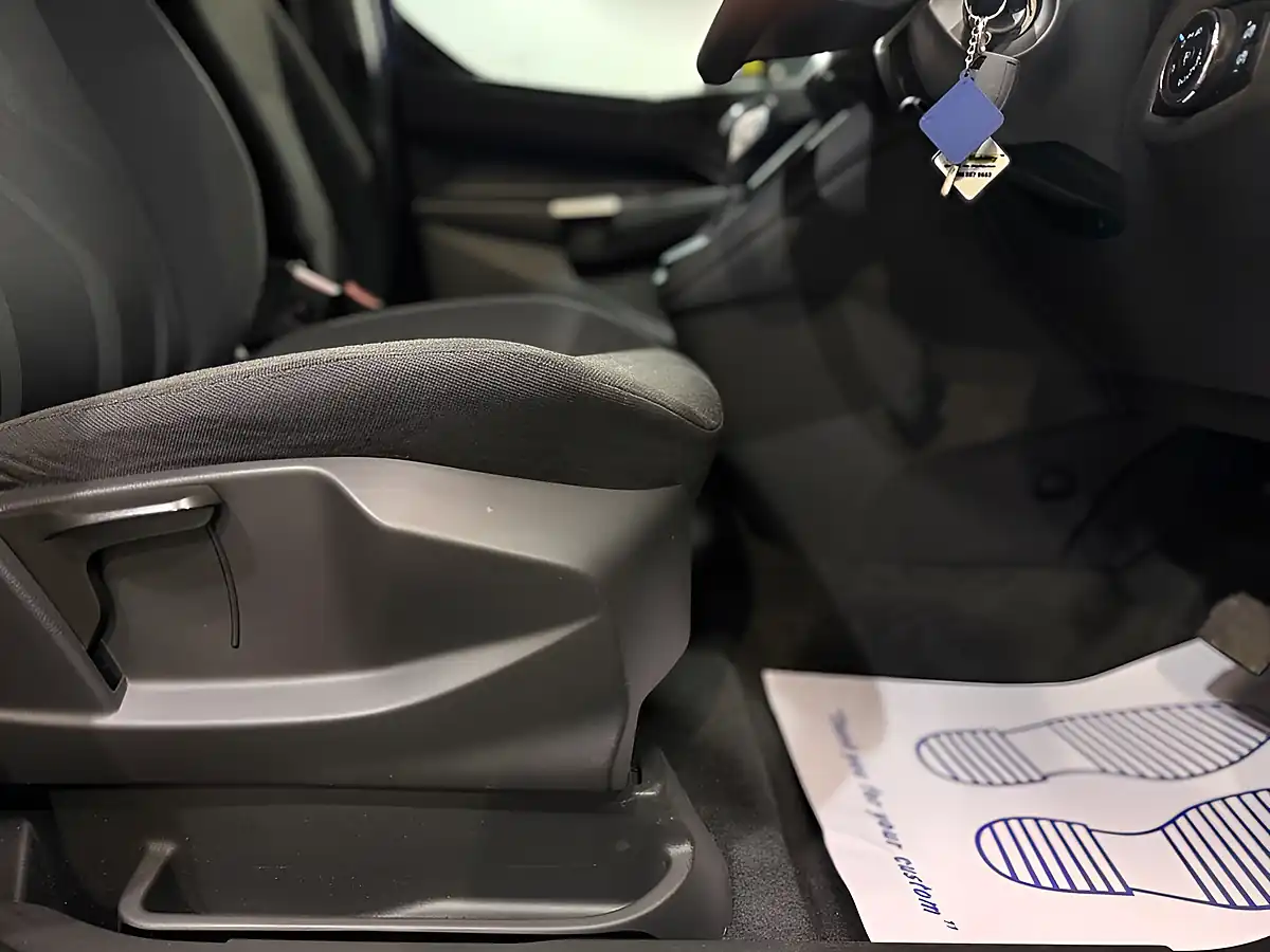 Used 2016 Ford Grand Tourneo Connect Zetec Blue - Interior and Exterior details 13