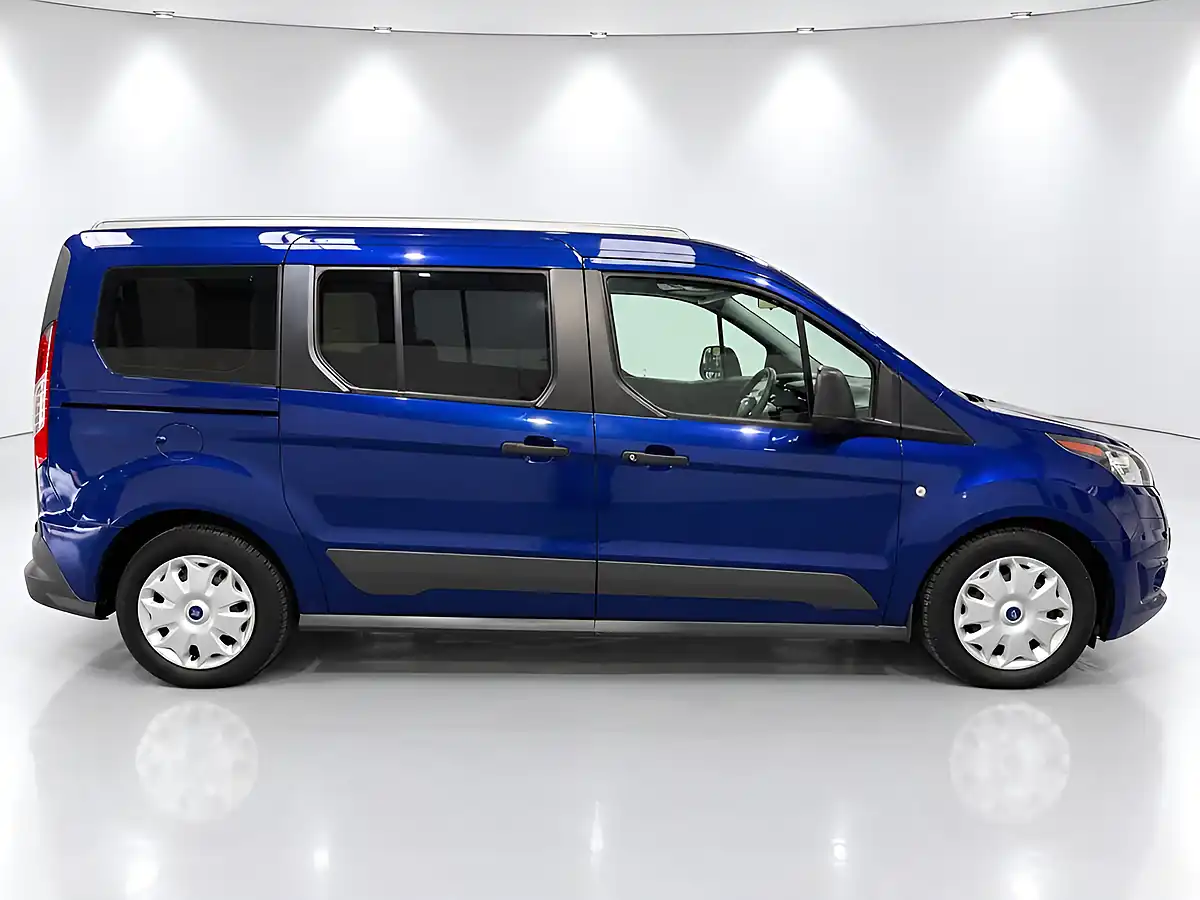 Used 2016 Ford Grand Tourneo Connect Zetec Blue - Interior and Exterior details 9