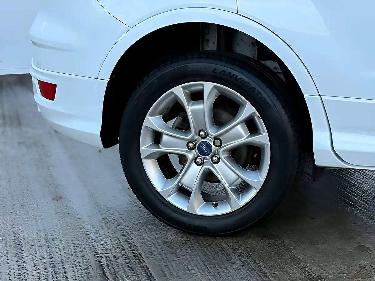 Used 2016 Ford Kuga Titanium Sport Frozen White - Interior and Exterior details 5