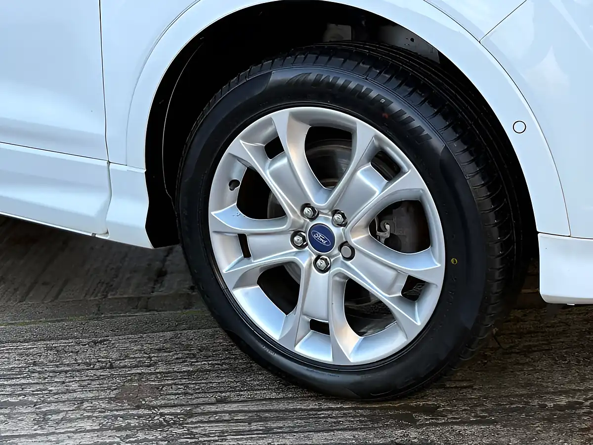 Used 2016 Ford Kuga Titanium Sport Frozen White - Interior and Exterior details 7