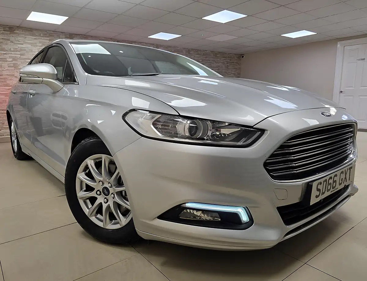 Used 2016 Ford Mondeo Zetec Silver - Front View