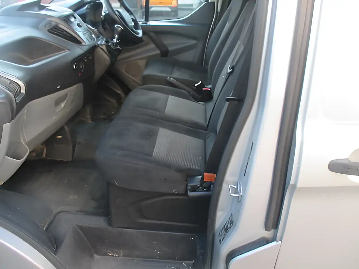 Used 2016 Ford Transit Custom 270 Silver - Interior and Exterior details 9