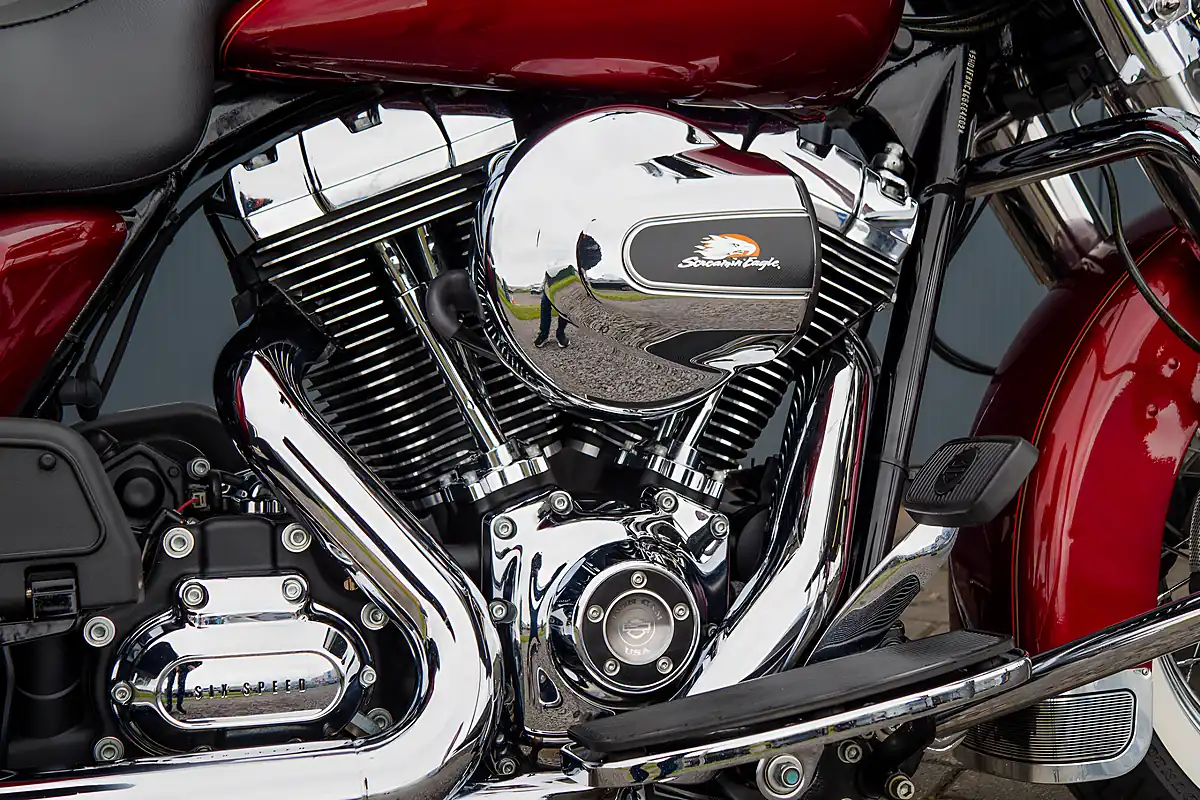 Used 2016 Harley-Davidson Road King Classic Velocity Red Sunglo - Interior and Exterior details 11
