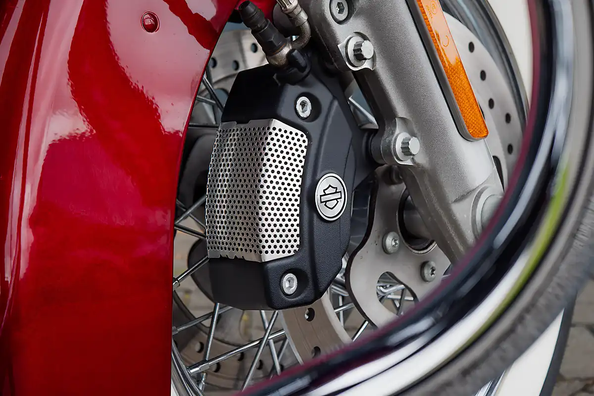 Used 2016 Harley-Davidson Road King Classic Velocity Red Sunglo - Interior and Exterior details 12