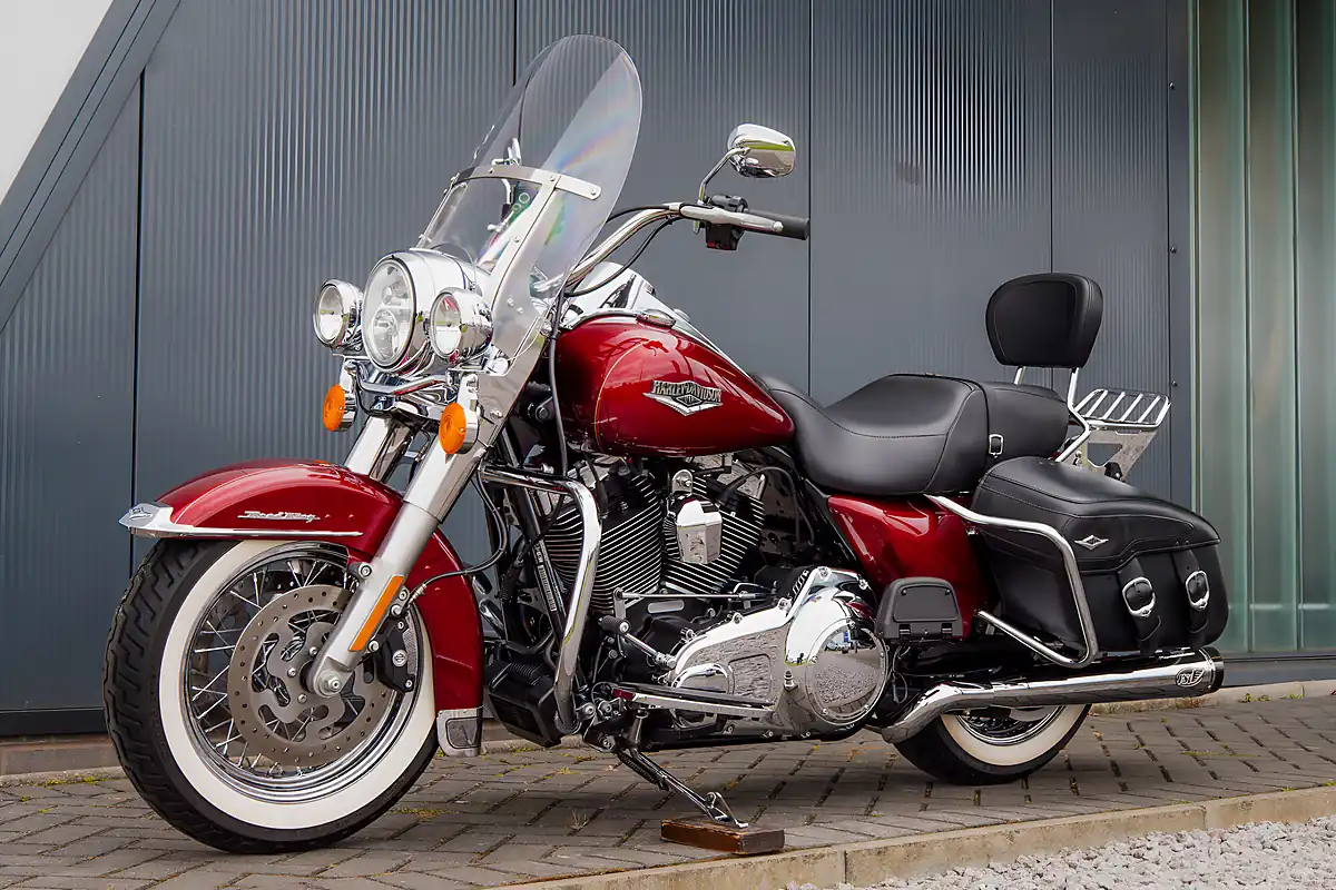 Used 2016 Harley-Davidson Road King Classic Velocity Red Sunglo - Interior and Exterior details 16