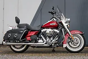 Used 2016 Harley-Davidson Road King Classic Velocity Red Sunglo - Interior and Exterior details 4