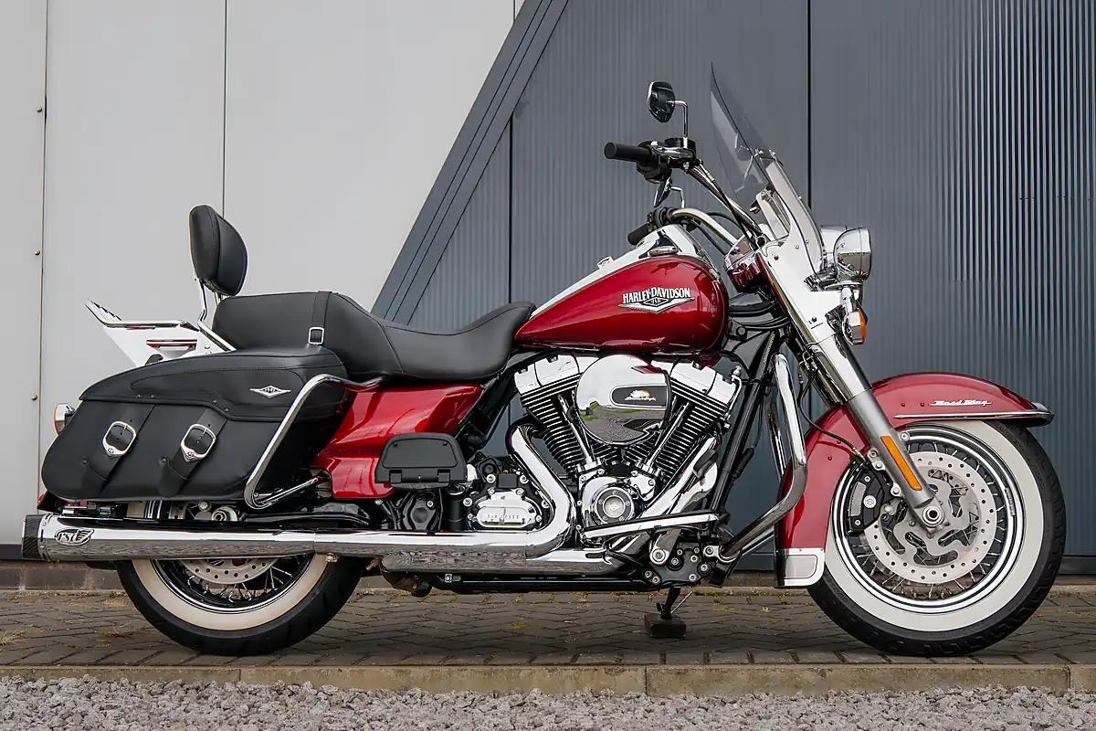 Used 2016 Harley-Davidson Road King Classic Velocity Red Sunglo - Interior and Exterior details 4