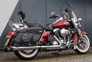 Used 2016 Harley-Davidson Road King Classic Velocity Red Sunglo - Interior and Exterior details 6