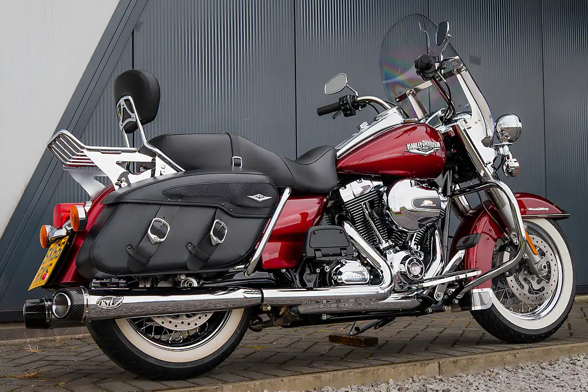 Used 2016 Harley-Davidson Road King Classic Velocity Red Sunglo - Interior and Exterior details 6