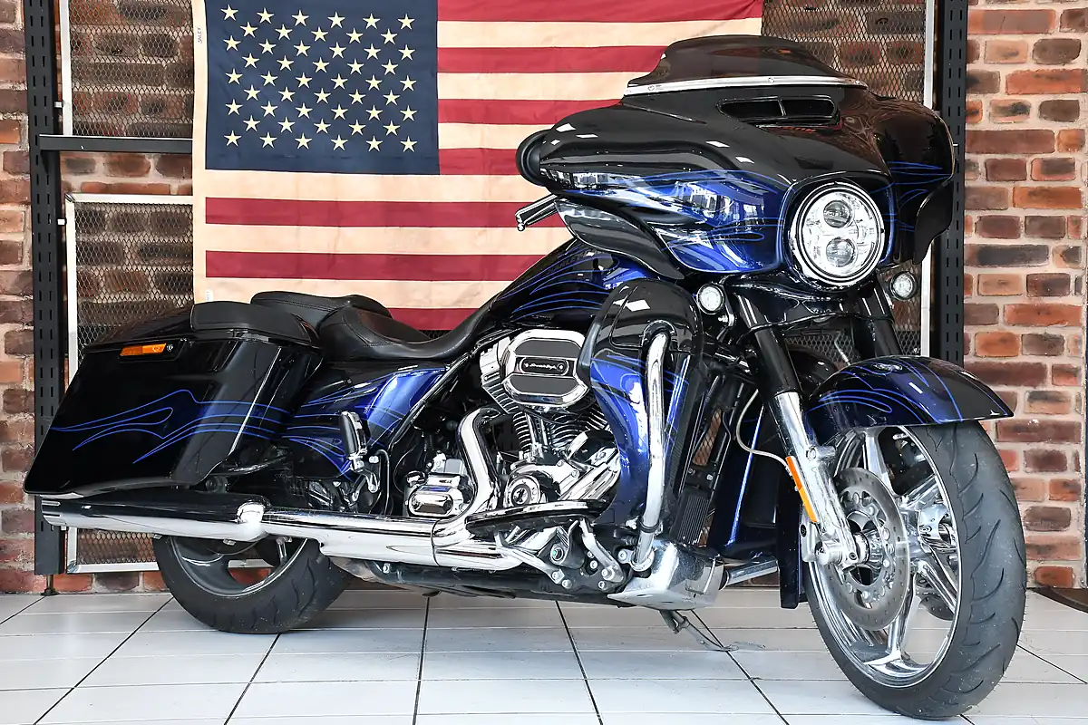 Used 2016 Harley-Davidson Street Glide Cvo Flhxse Multi-Coloured - Front View