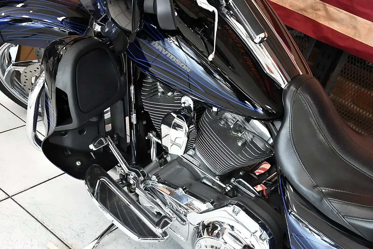 Used 2016 Harley-Davidson Street Glide Cvo Flhxse Multi-Coloured - Interior and Exterior details 10