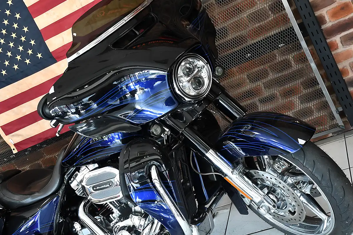 Used 2016 Harley-Davidson Street Glide Cvo Flhxse Multi-Coloured - Interior and Exterior details 5