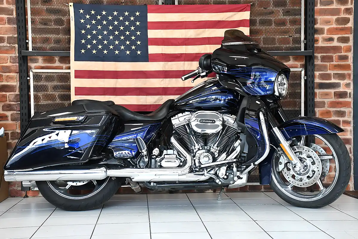 Used 2016 Harley-Davidson Street Glide Cvo Flhxse Multi-Coloured - Interior and Exterior details 6