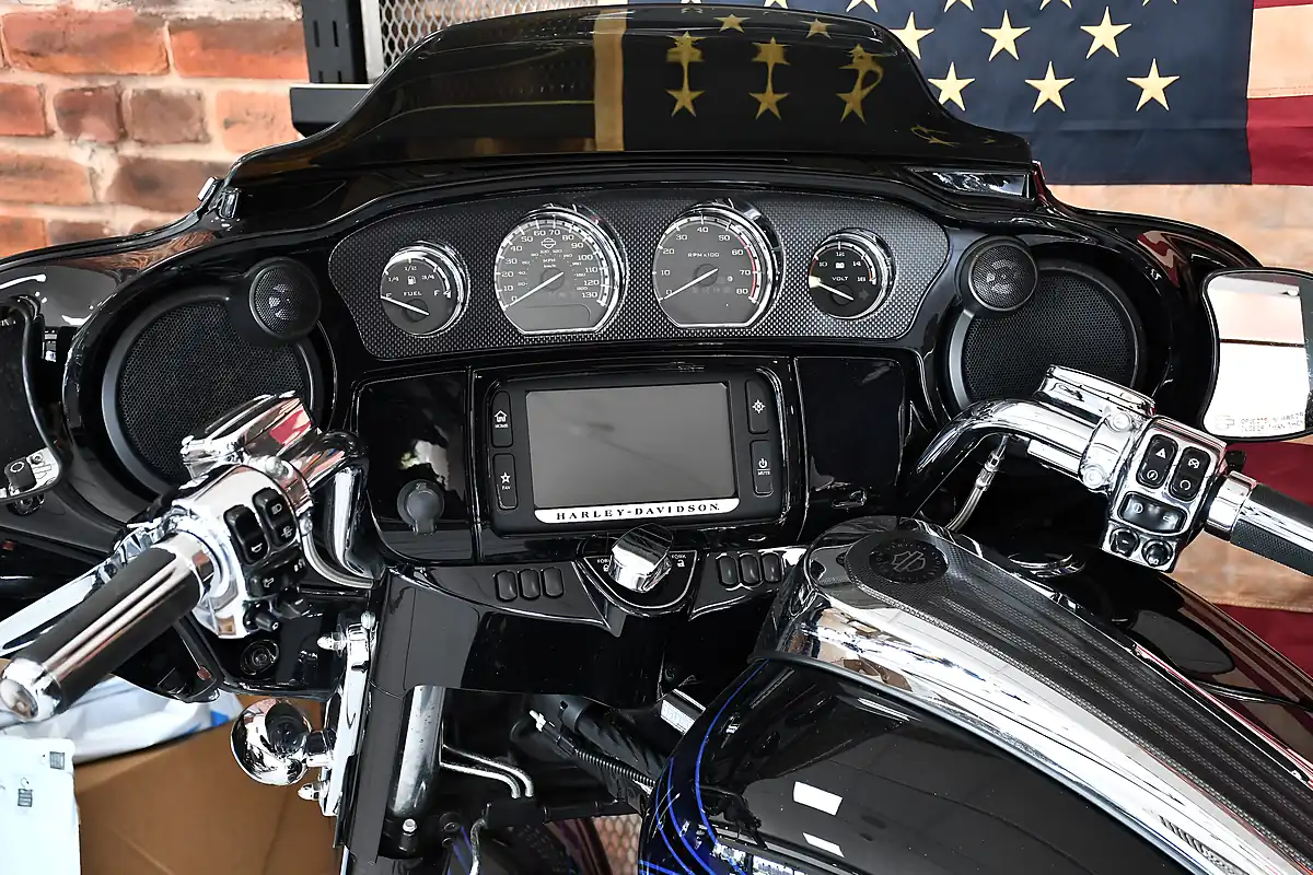 Used 2016 Harley-Davidson Street Glide Cvo Flhxse Multi-Coloured - Interior and Exterior details 9