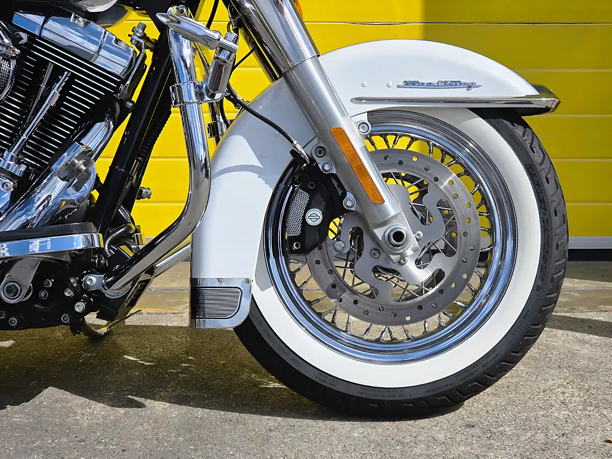 Used 2016 Harley-Davidson Touring Road King White - Interior and Exterior details 10