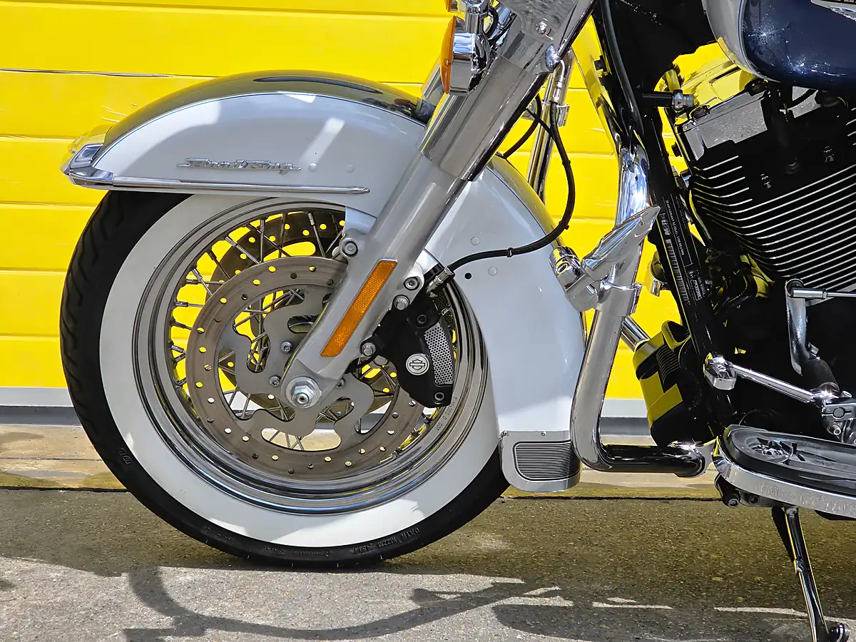Used 2016 Harley-Davidson Touring Road King White - Interior and Exterior details 15